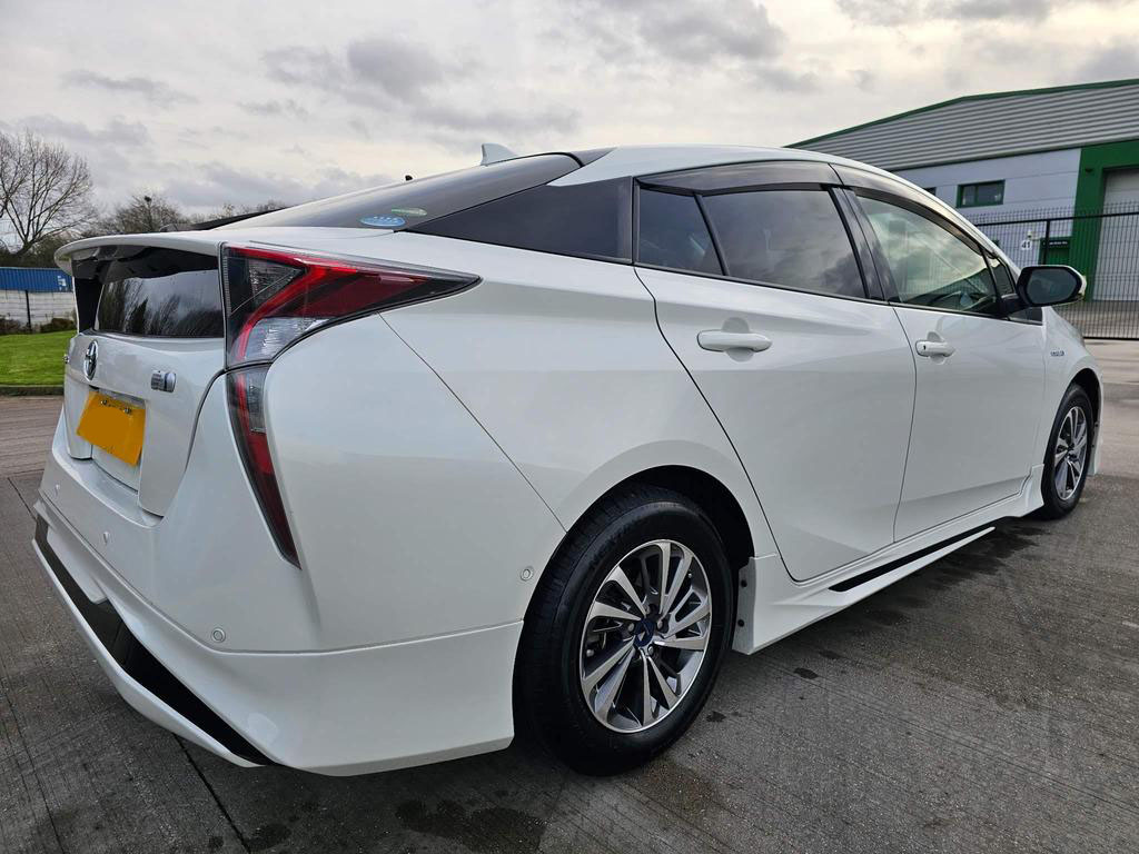 Car image 14