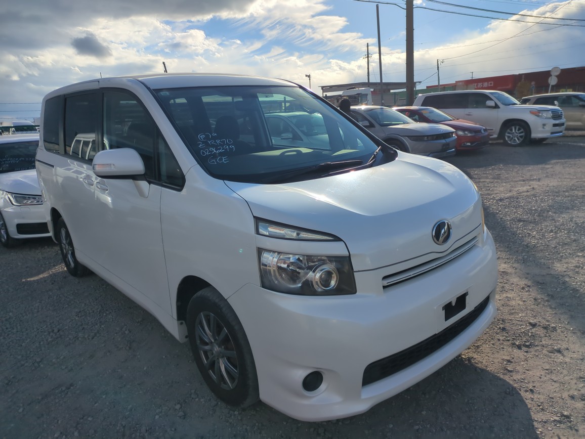 USED TOYOTA VOXY