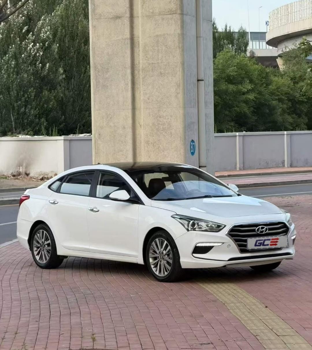Car image 2