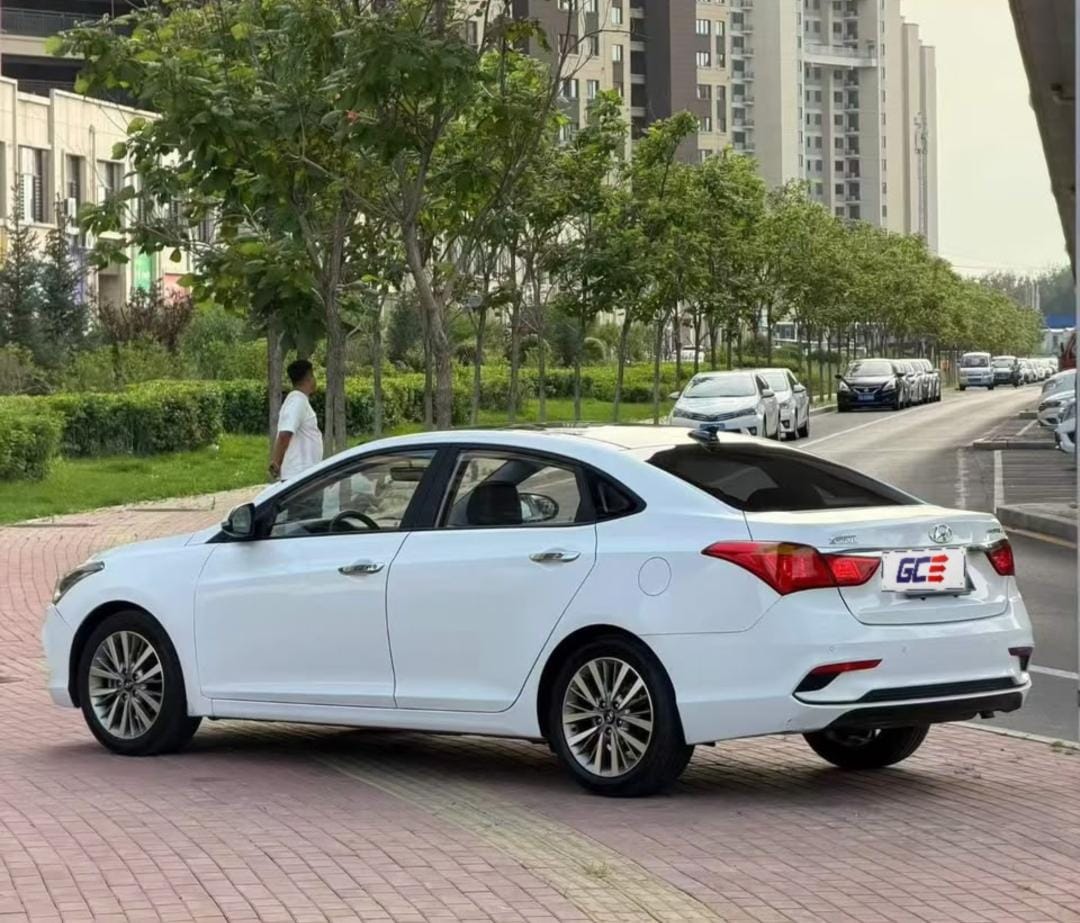 Car image 4