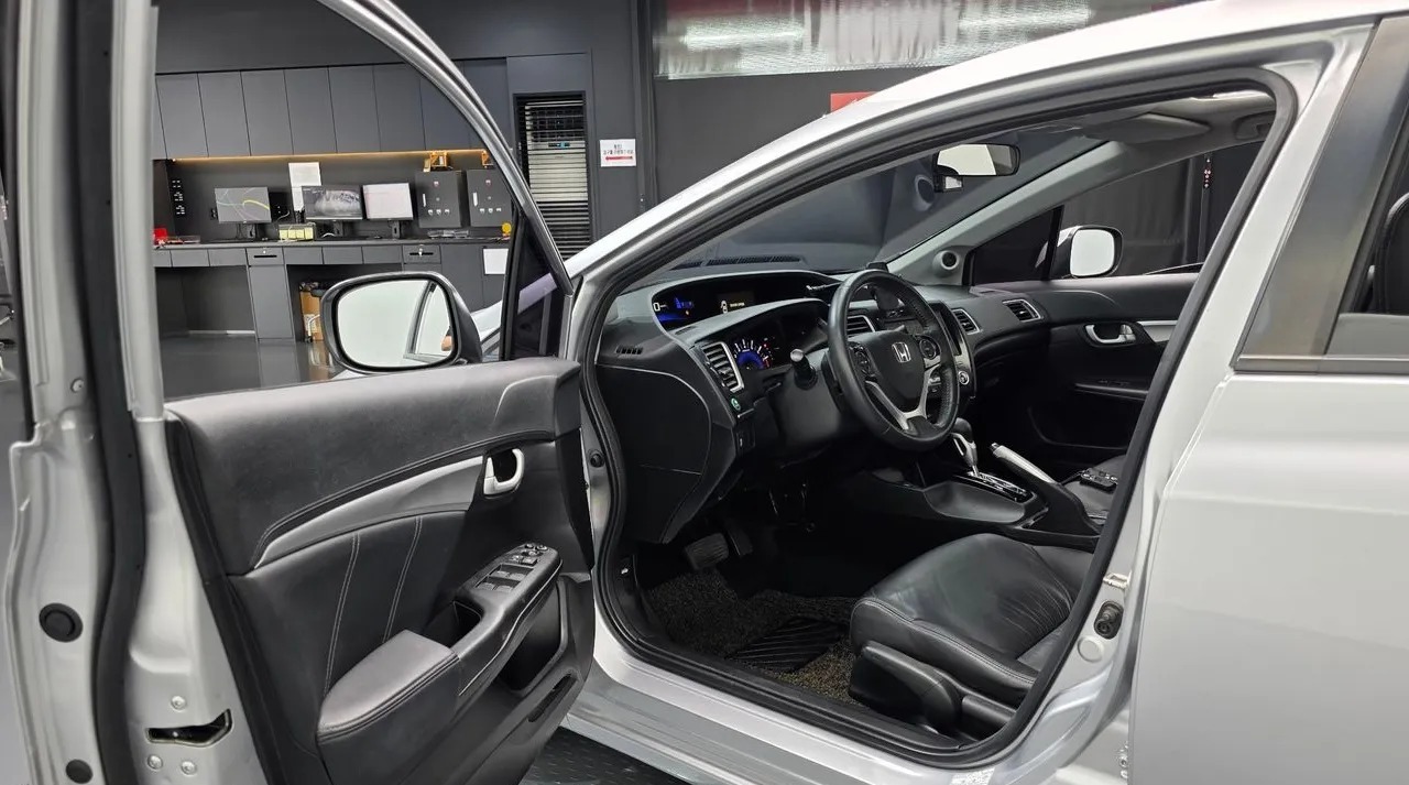 Car image 10